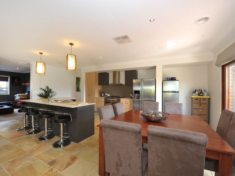 16 Wild Scotchman Way, Clyde North VIC 3978