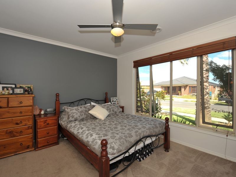 16 Wild Scotchman Way, Clyde North VIC 3978