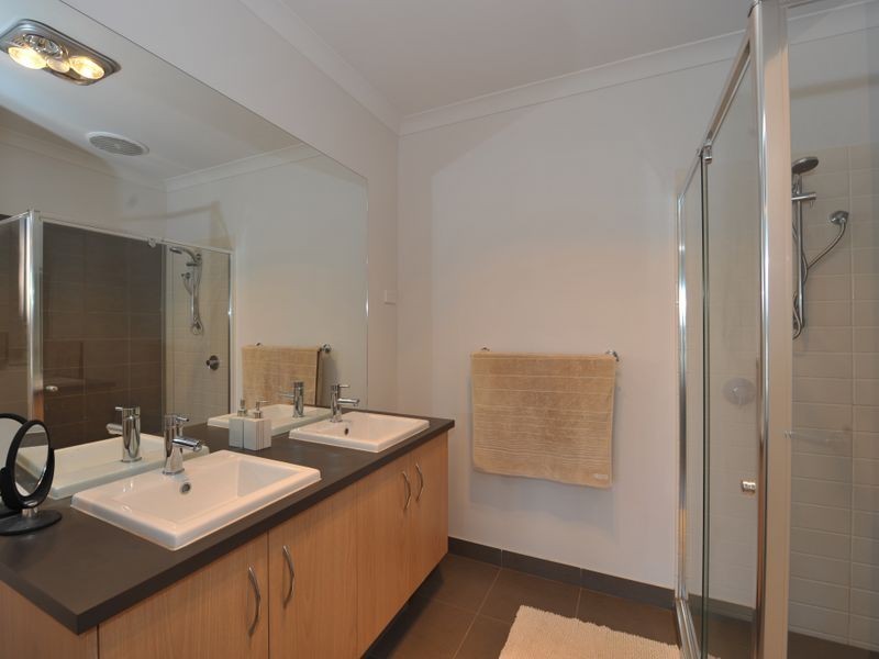 16 Wild Scotchman Way, Clyde North VIC 3978