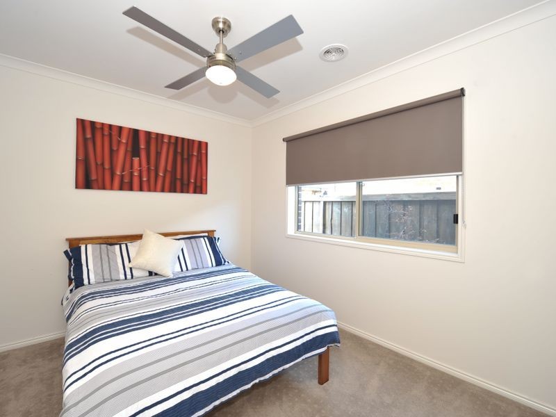 16 Wild Scotchman Way, Clyde North VIC 3978