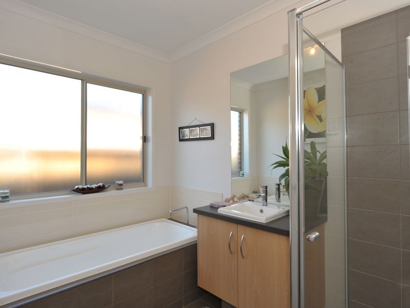 16 Wild Scotchman Way, Clyde North VIC 3978