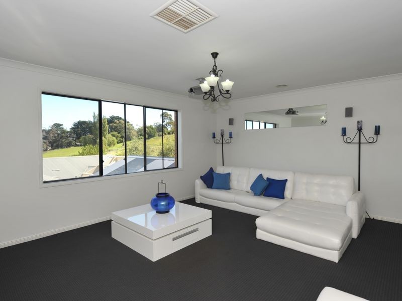 35 Janet Bowman Boulevard, Beaconsfield VIC 3807