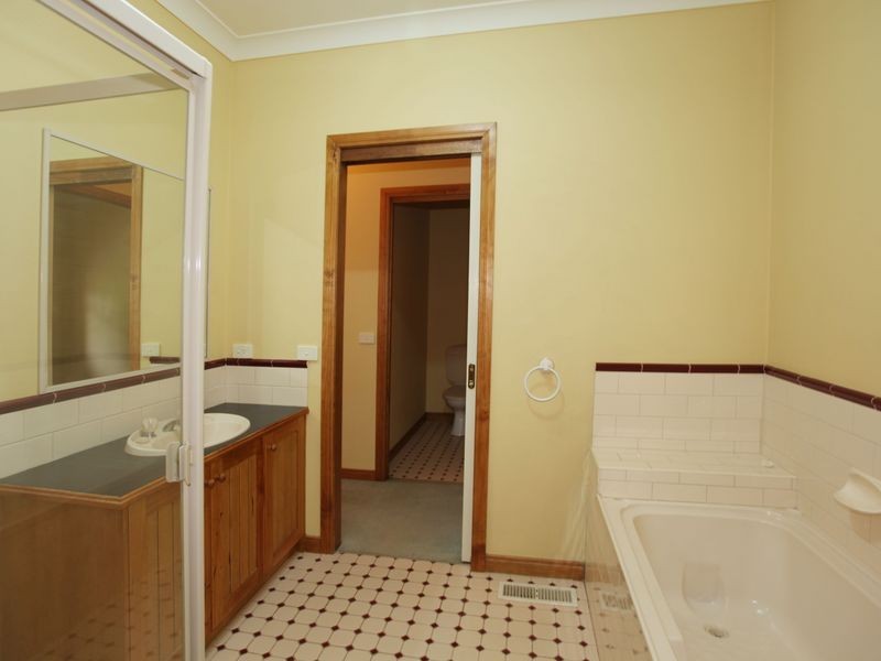 8 Eastern Park Square, Narre Warren South VIC 3805