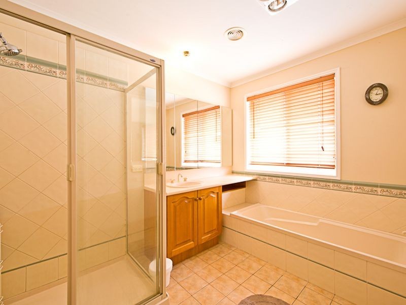 92 Crawley Road, Narre Warren North VIC 3804