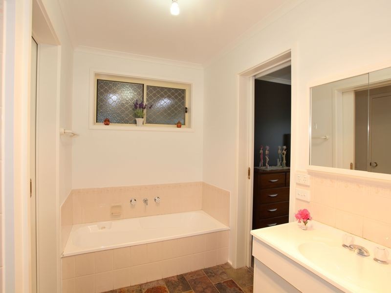 16 Mirrabook Court, Berwick VIC 3806