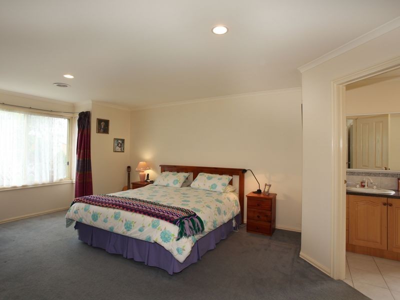 54 Marlesford Crescent, Berwick VIC 3806