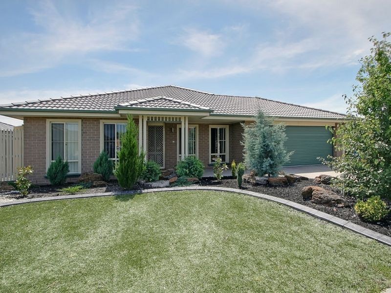 157 Rosebank Drive, Cranbourne North VIC 3977