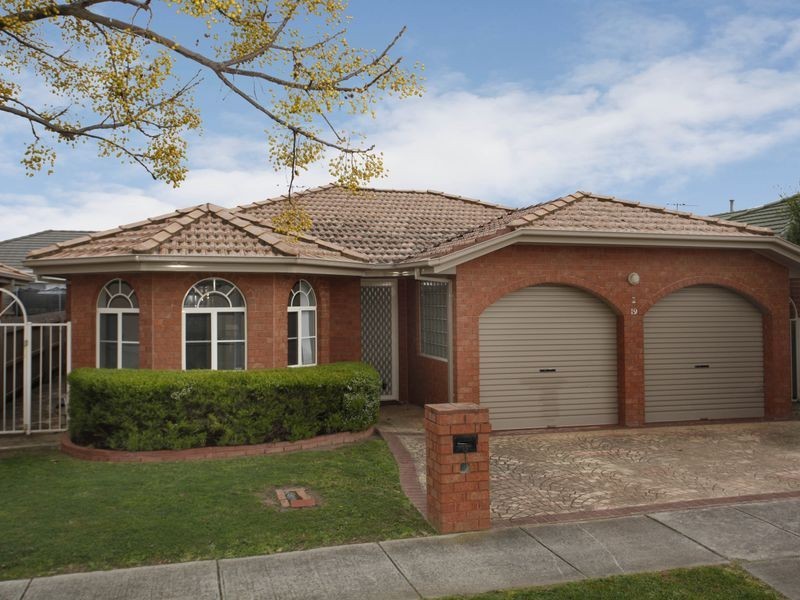 2/19 Glen Erin Way, Berwick VIC 3806