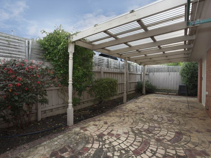 2/19 Glen Erin Way, Berwick VIC 3806