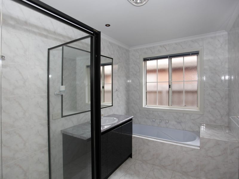 2/19 Glen Erin Way, Berwick VIC 3806