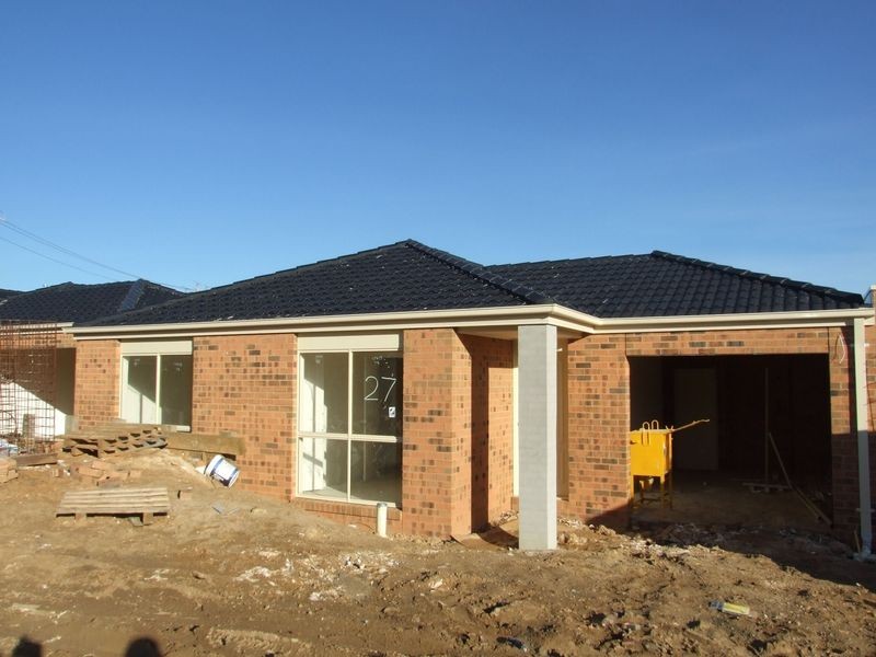 2/27 Ben Drive, Pakenham VIC 3810