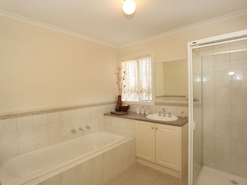 10 Sittella Drive, Berwick VIC 3806