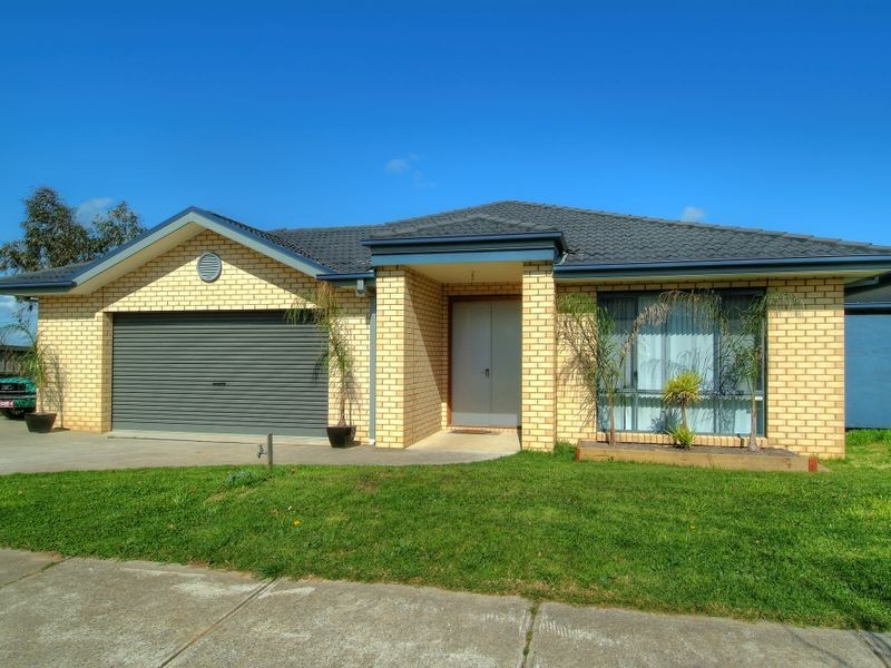 81 Streeton Way, Berwick VIC 3806