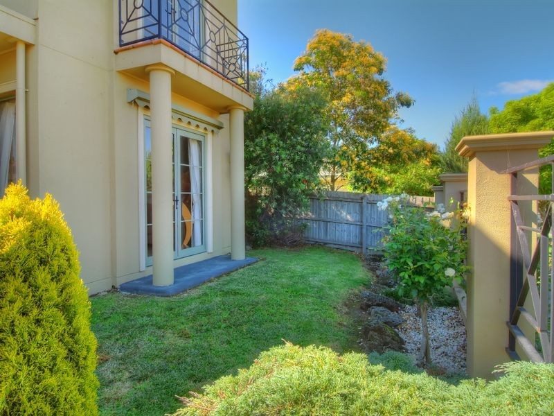 2A Fieldhouse Lane, Berwick VIC 3806