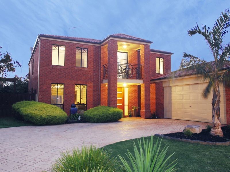 8 Charmouth Place, Narre Warren VIC 3805