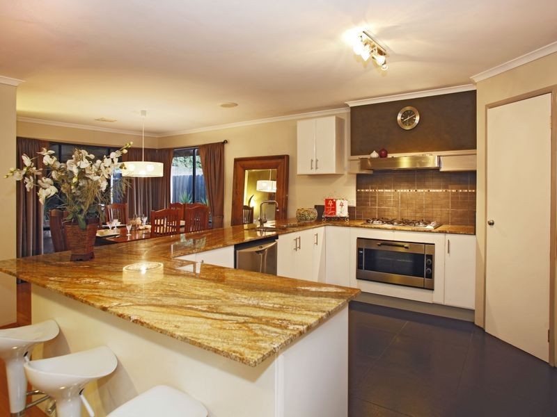 8 Charmouth Place, Narre Warren VIC 3805