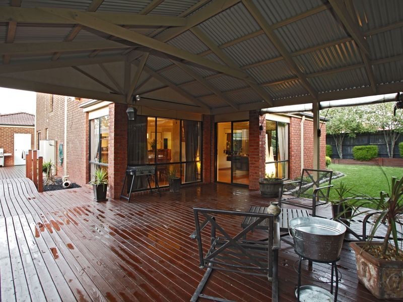 8 Charmouth Place, Narre Warren VIC 3805