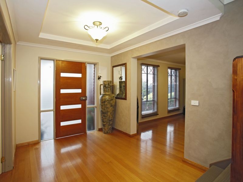 8 Charmouth Place, Narre Warren VIC 3805