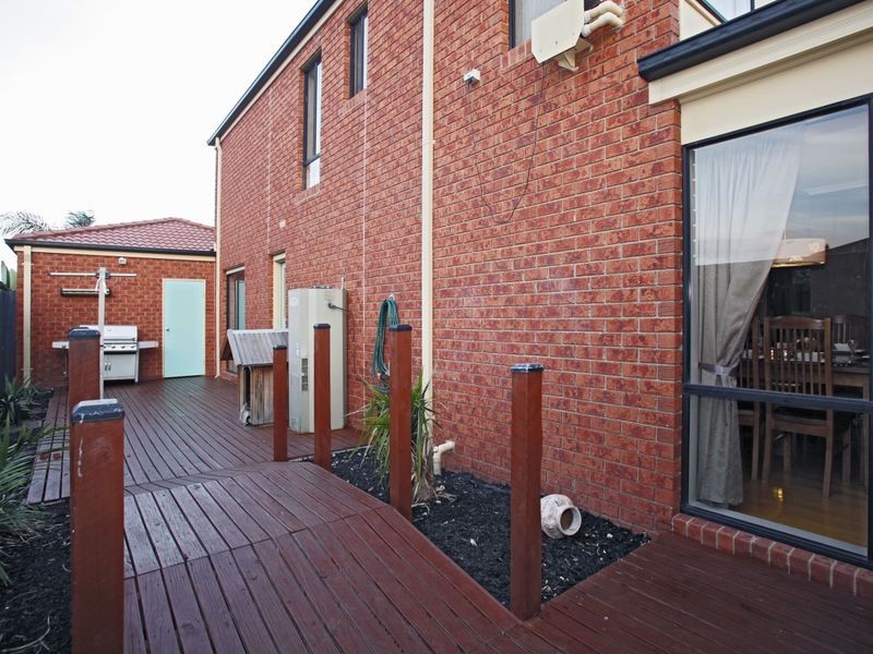 8 Charmouth Place, Narre Warren VIC 3805