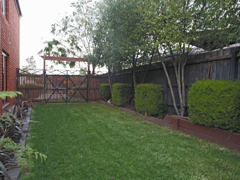 8 Charmouth Place, Narre Warren VIC 3805