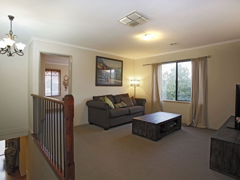 8 Charmouth Place, Narre Warren VIC 3805