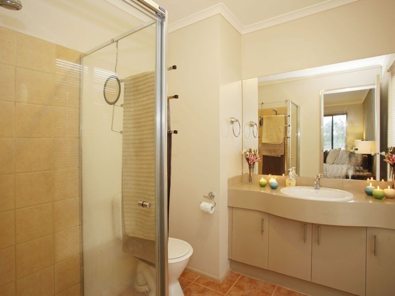 8 Charmouth Place, Narre Warren VIC 3805