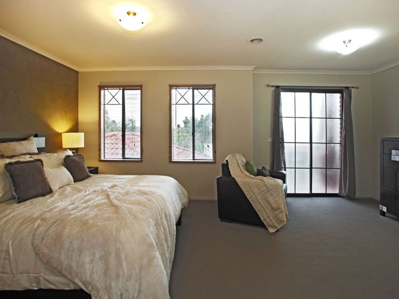 8 Charmouth Place, Narre Warren VIC 3805