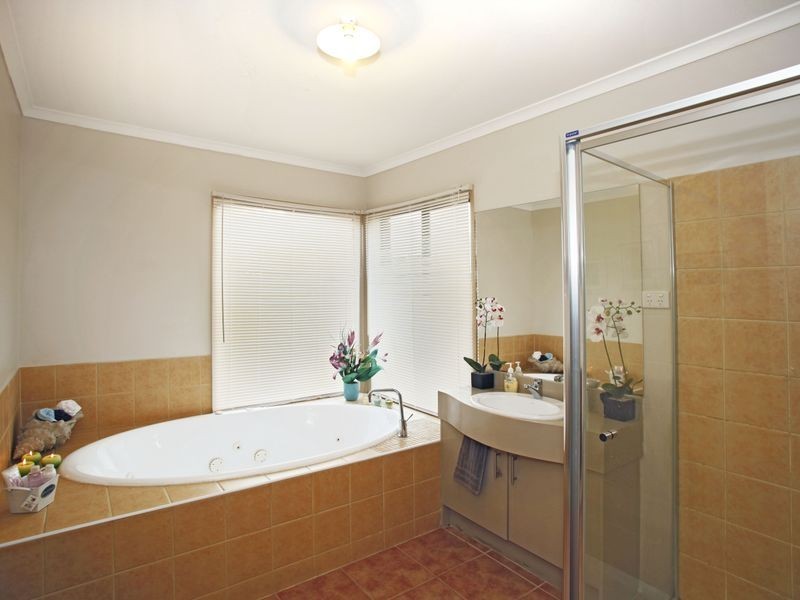 8 Charmouth Place, Narre Warren VIC 3805