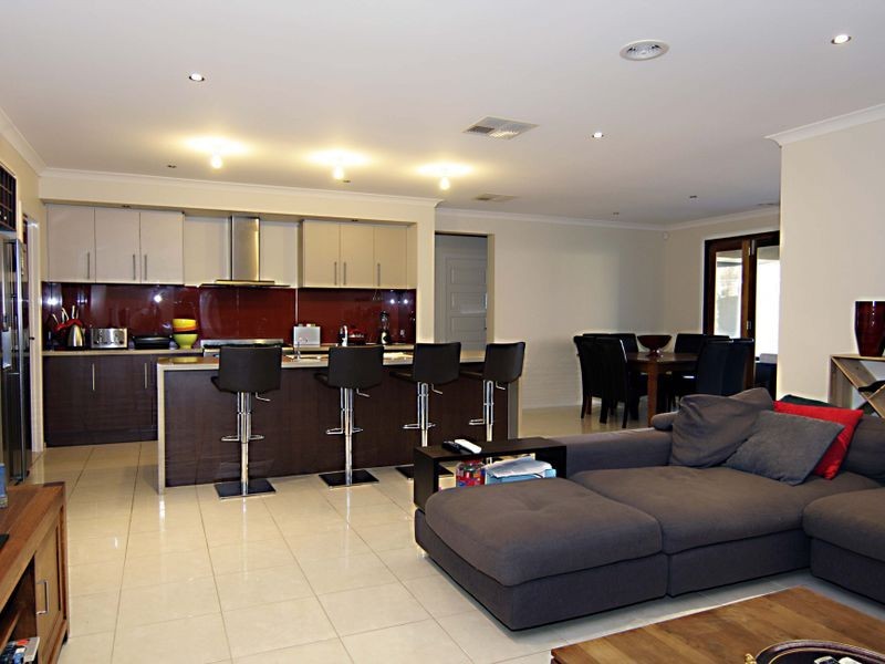 8 Little Gem Way, Berwick VIC 3806