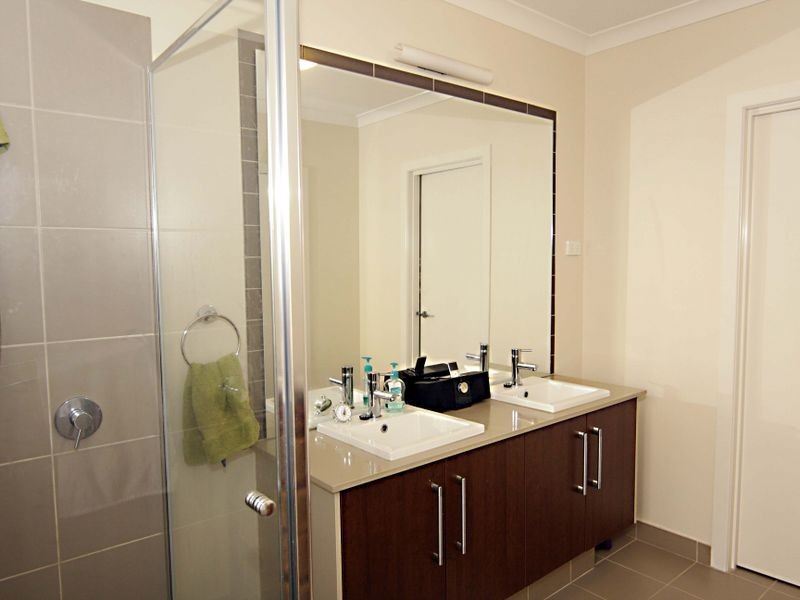 8 Little Gem Way, Berwick VIC 3806