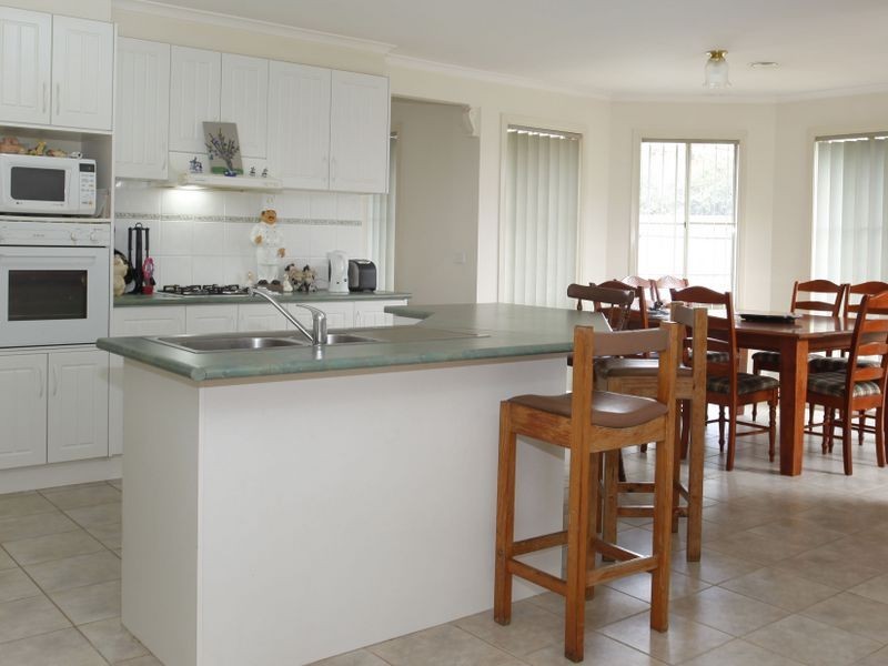 6 Parkwood Avenue, Narre Warren South VIC 3805