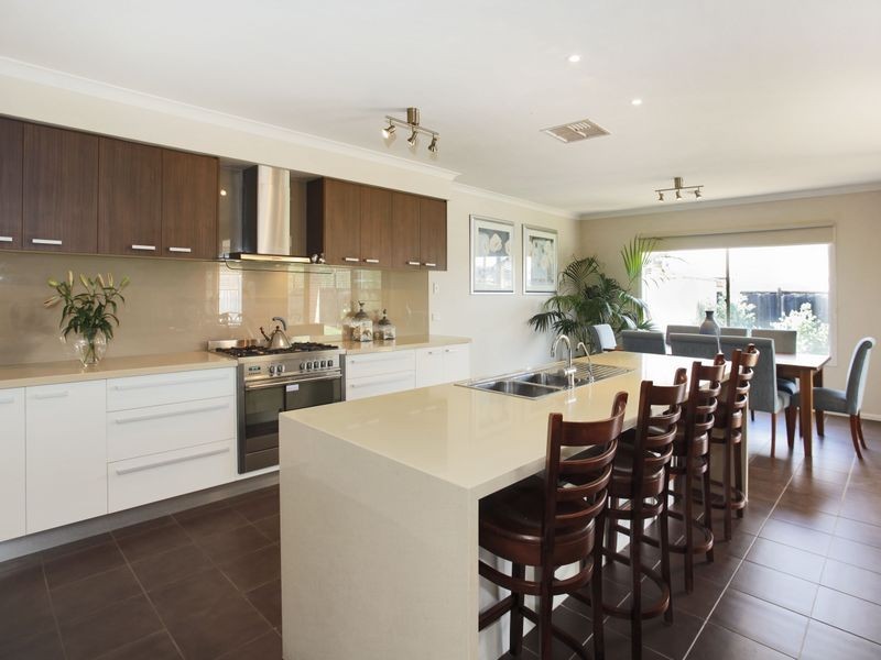 11 Skipperstone Glen, Narre Warren South VIC 3805