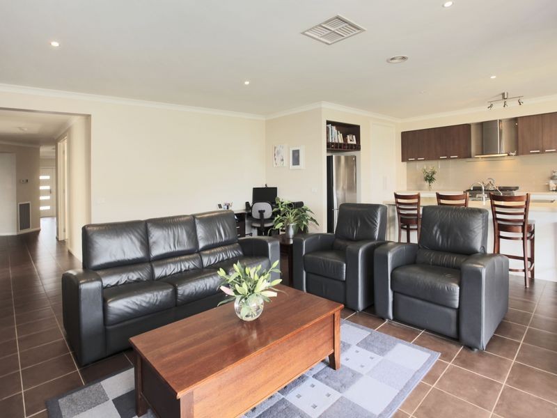 11 Skipperstone Glen, Narre Warren South VIC 3805