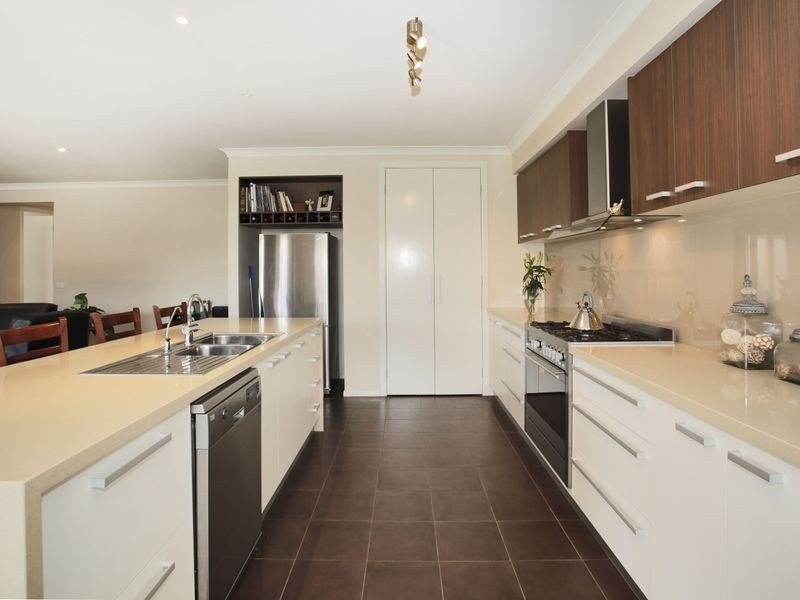 11 Skipperstone Glen, Narre Warren South VIC 3805