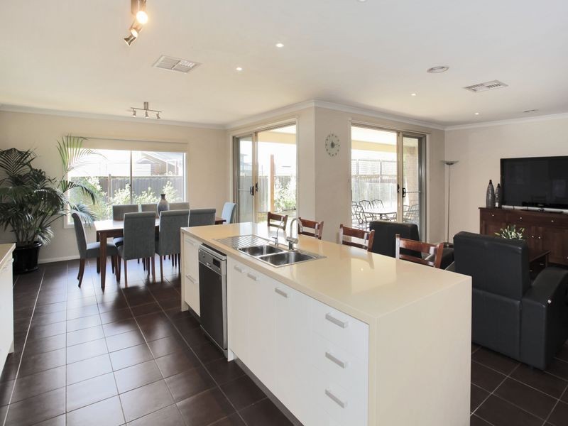 11 Skipperstone Glen, Narre Warren South VIC 3805