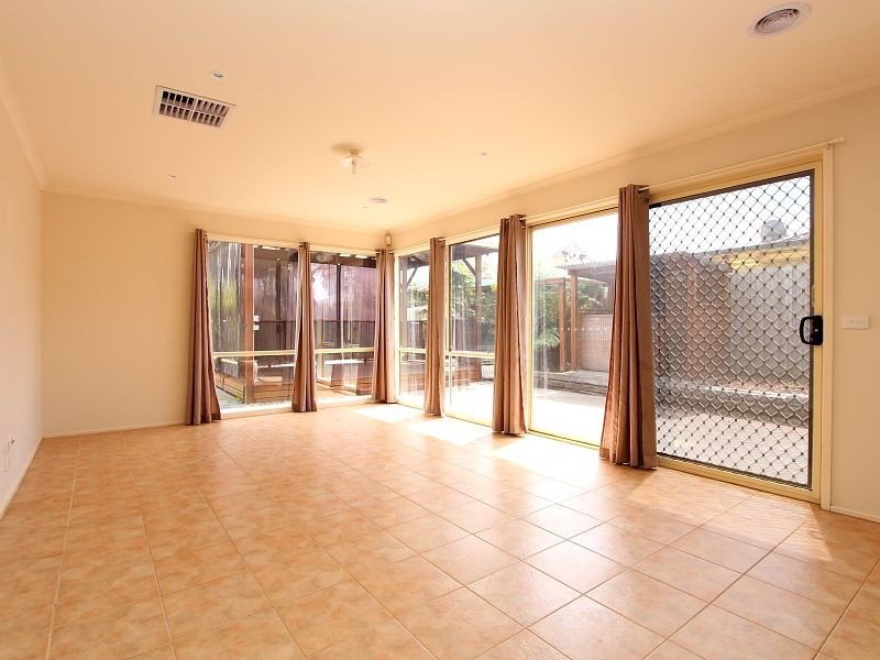 48 Mccubbin Way, Berwick VIC 3806