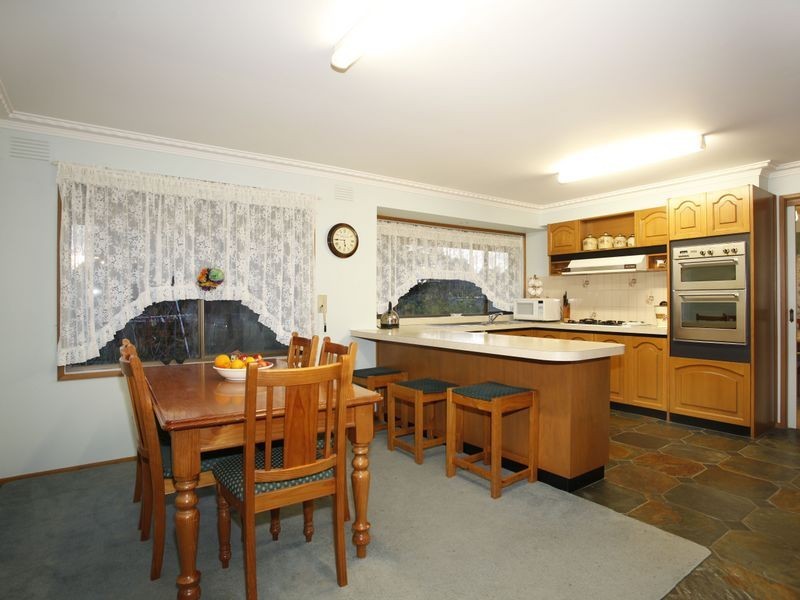 13 Oaktree Drive, Pakenham VIC 3810