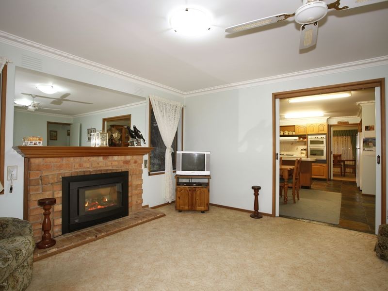 13 Oaktree Drive, Pakenham VIC 3810