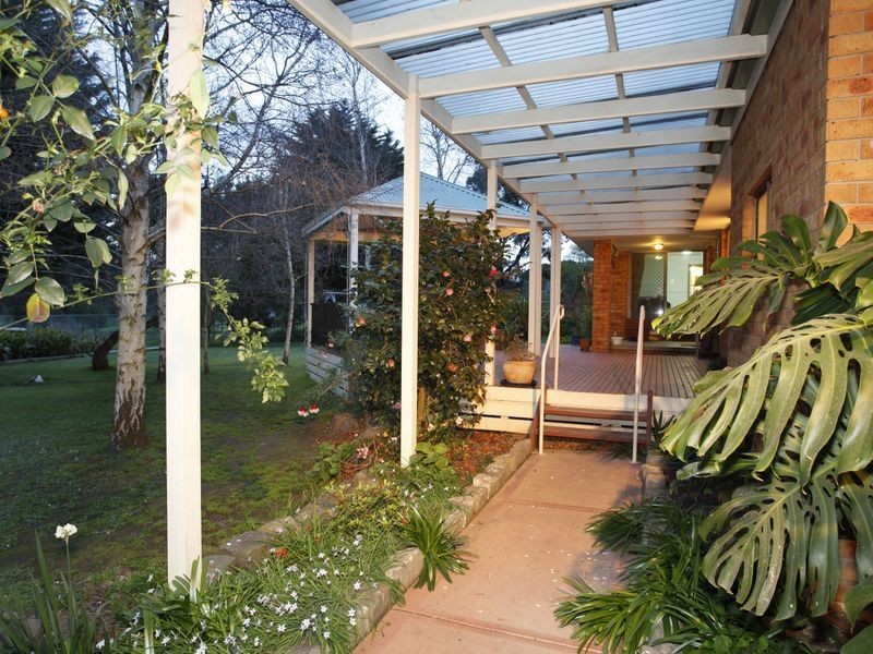 13 Oaktree Drive, Pakenham VIC 3810