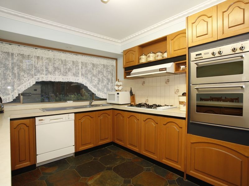 13 Oaktree Drive, Pakenham VIC 3810