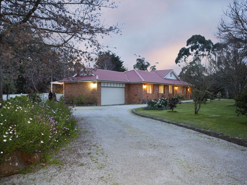 13 Oaktree Drive, Pakenham VIC 3810