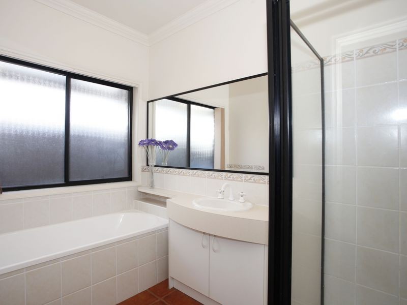 9 Saintly Grove, Berwick VIC 3806