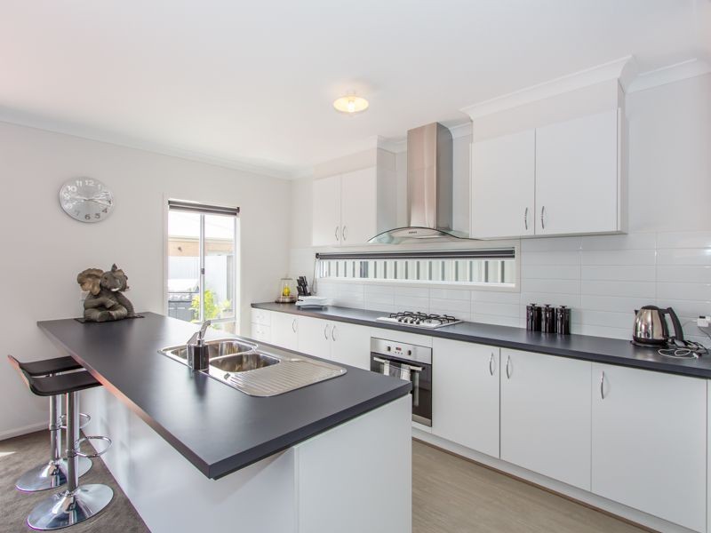 11 Tawleed Grove, Clyde North VIC 3978