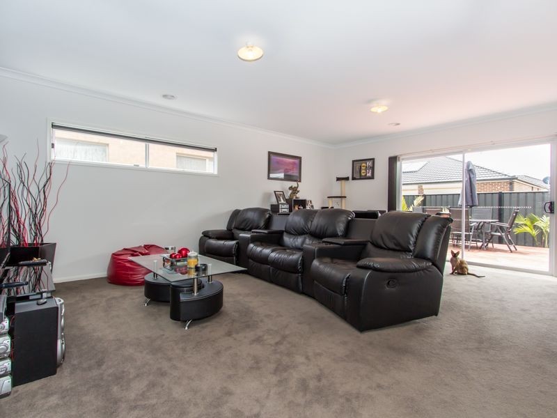 11 Tawleed Grove, Clyde North VIC 3978