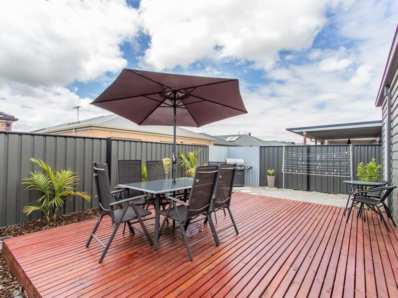 11 Tawleed Grove, Clyde North VIC 3978