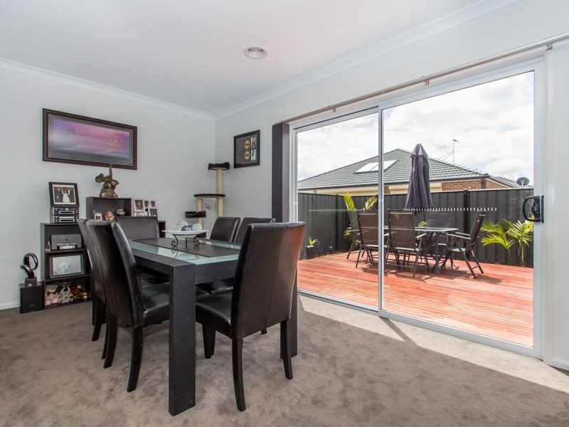 11 Tawleed Grove, Clyde North VIC 3978