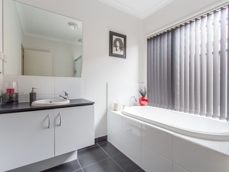 11 Tawleed Grove, Clyde North VIC 3978