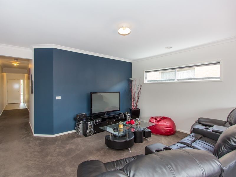 11 Tawleed Grove, Clyde North VIC 3978