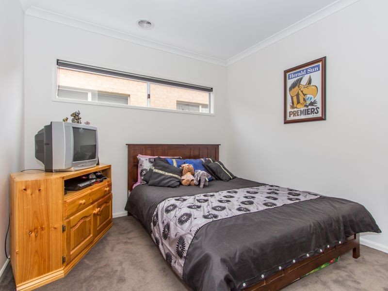 11 Tawleed Grove, Clyde North VIC 3978