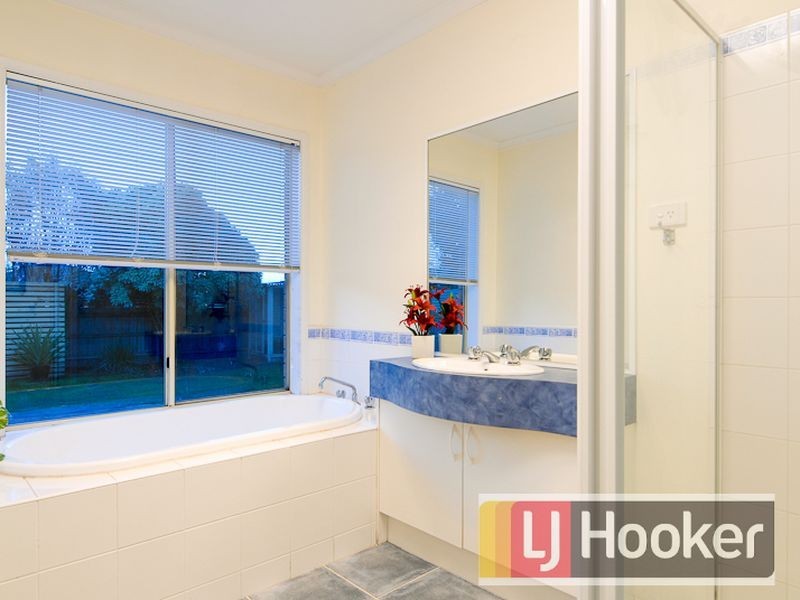 17 Langbourne Drive, Narre Warren South VIC 3805